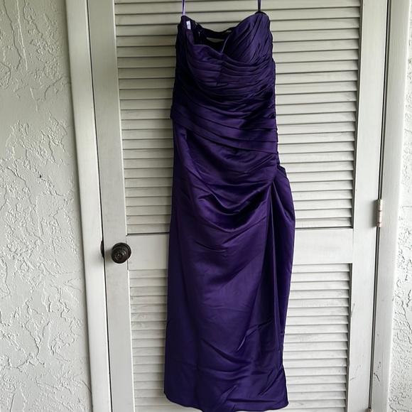 Size 9/10 Sweetheart neckline. Sleeveless gown. Laced back details, side Rusche. - Picture 1 of 11